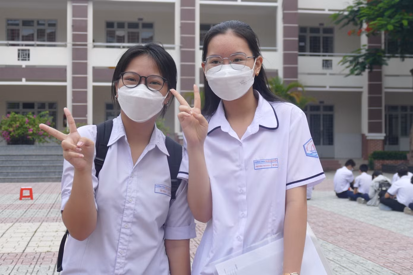 Sau hơn 120 phút làm bài, các sĩ tử 2K8 đã hoàn thành xong bài thi môn Ngữ Văn. Các bạn cho biết, đề thi tuy hơi dài nhưng nếu vững kĩ năng thì vẫn có thể thuận lợi làm. Ảnh: DN Sau hơn 120 phút làm bài, các sĩ tử 2K8 đã hoàn thành xong bài thi môn Ngữ Văn. Các bạn cho biết, đề thi tuy hơi dài nhưng nếu vững kĩ năng thì vẫn có thể thuận lợi làm. Ảnh: DN