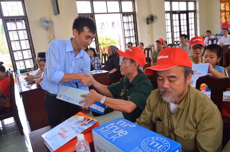 Ông Mai Nguyễn Huế, đại diện cho nhãn hàng TH True Milk tặng quà các thương bệnh binh