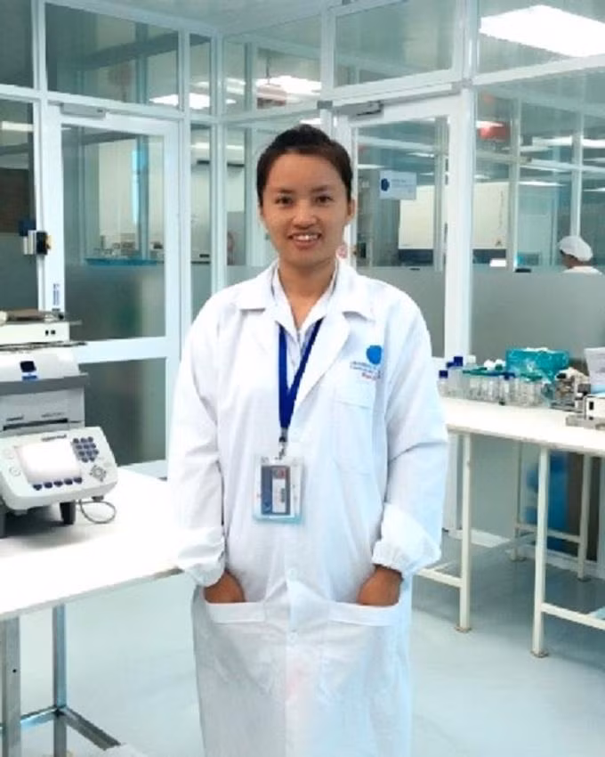 Bà Vũ Bích Ngọc tại phòng thí nghiệm Viện Tế bào gốc (Ảnh: ĐH Quốc gia TPHCM).