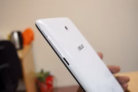 Rìa phải là nút nguồn, tăng giảm âm lượng và khe cắm thẻ nhớ