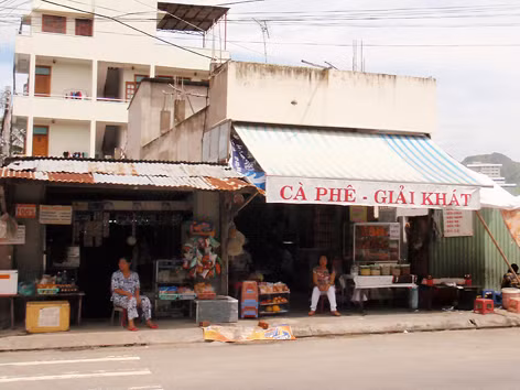 Nhà bà Dong bên trái, nhà bà Len bên phải, phía sau là nhà ông Hưng
