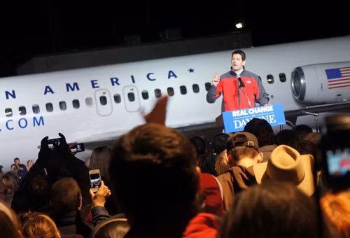 Ông Paul Ryan vận động tranh cử lúc gần nửa đêm 5-11 giữa trời giá lạnh ở Ohio. Ảnh: Trí Đường