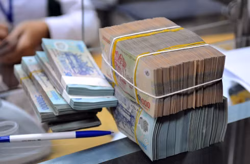 Tiến sĩ Trần Du Lịch tin rằng lãi suất huy động không thể giảm thêm. Tuy nhiên, lãi suất cho vay trung và dài hạn vẫn có thể hạ tiếp để hỗ trợ doanh nghiệp