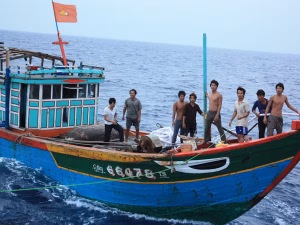 Ngư dân đánh cá trên vùng biển Hoàng Sa. Ảnh: Nam Cường. Ngư dân đánh cá trên vùng biển Hoàng Sa Ảnh: Nam Cường