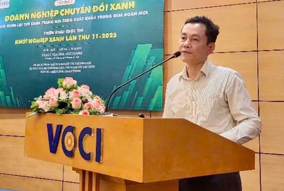Ông Nguyễn Văn Thành - Giám đốc Trung tâm phát triển thương mại điện tử - phát biểu tại hội thảo.
