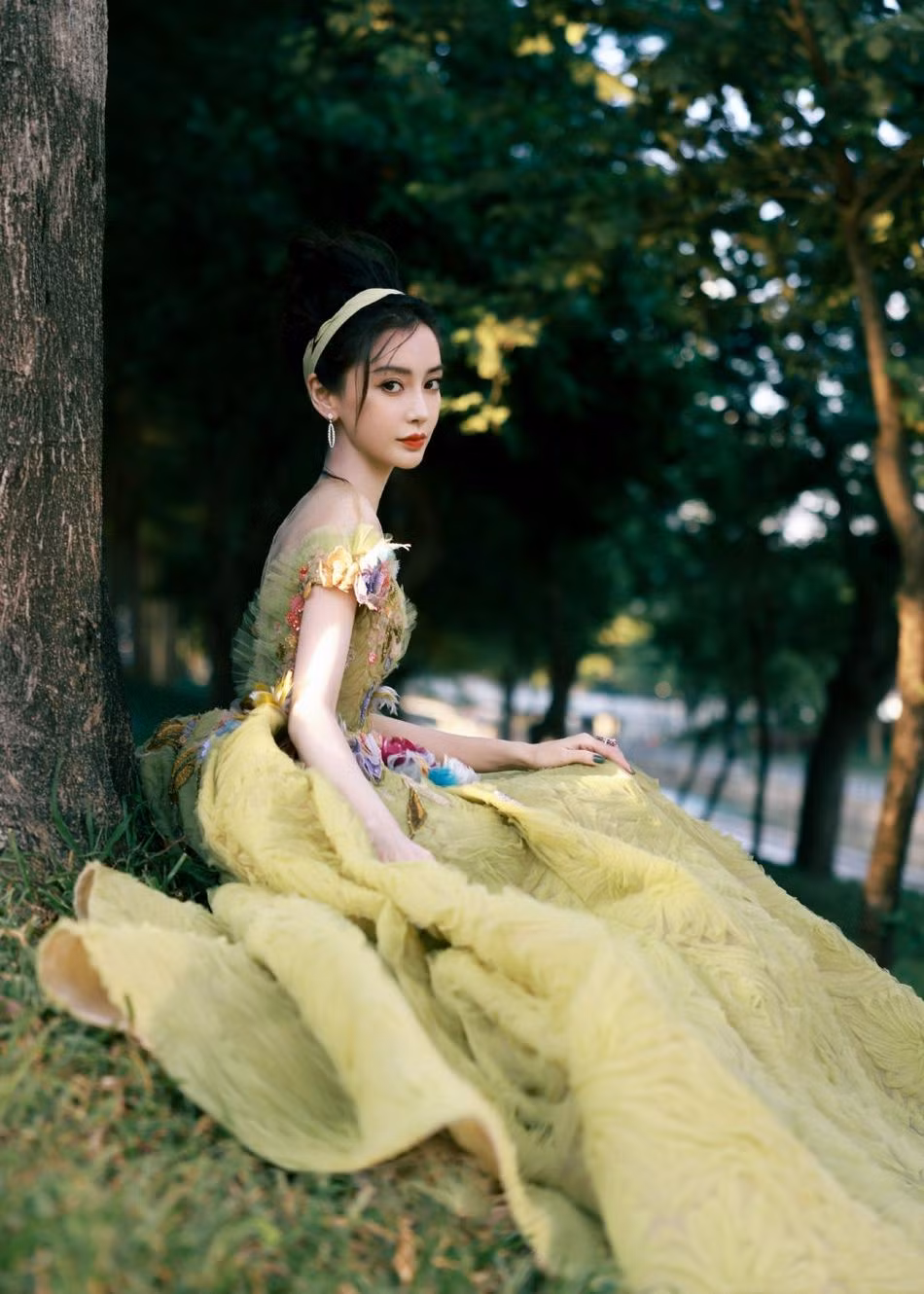 Bộ ảnh hậu trường do studio của AngelaBaby tung ra sau đó gây "sốt" vì quá xuất sắc.