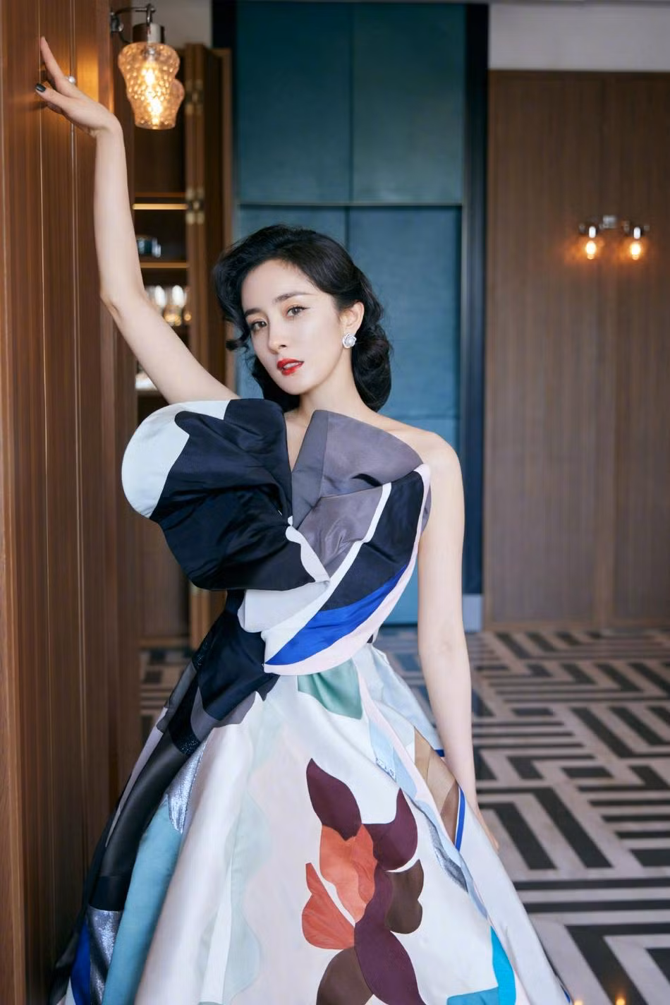 Bộ cánh của Dương Mịch nổi bật nhờ nhiều màu sắc, nhưng so với AngelaBaby hay Victoria lại có phần "lép vé".