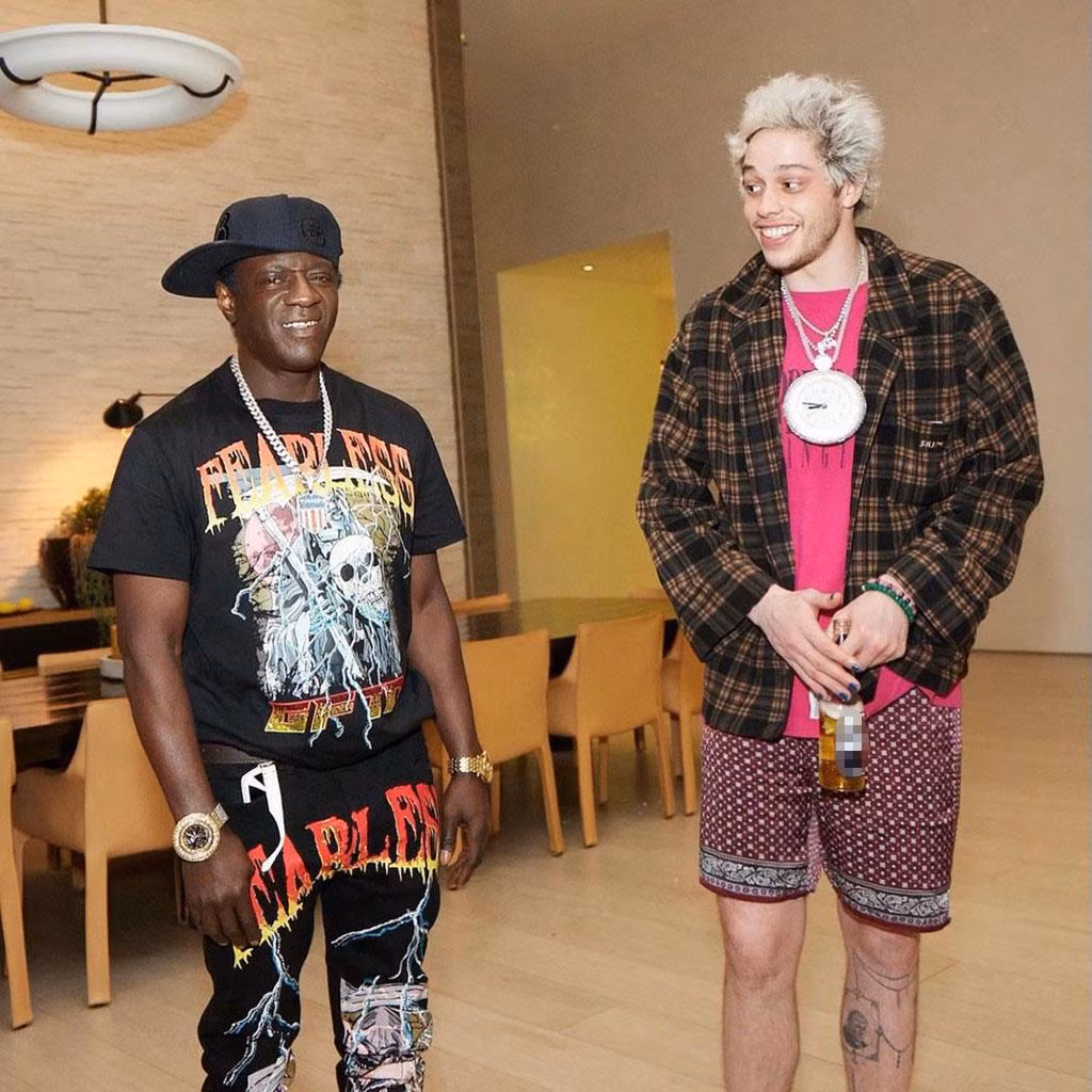 Flavor Flav tặng con trai nuôi đồng hồ đeo cổ khổng lồ.