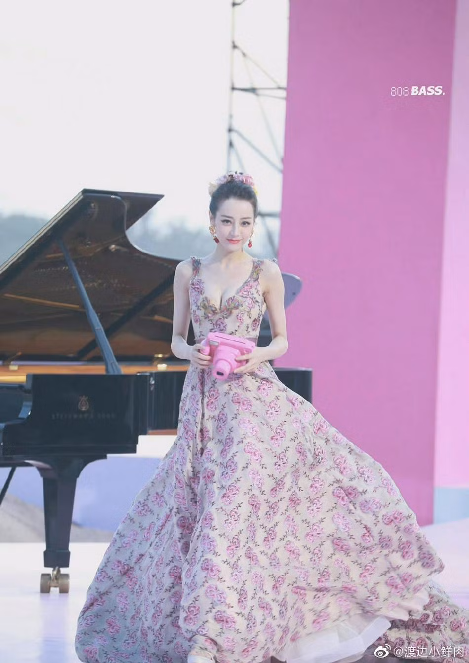 Váy thiết kế xẻ ngực chữ V sâu giúp "mỹ nhân Tân Cương" khoe được vòng một căng đầy nóng bỏng. Váy thiết kế xẻ ngực chữ V sâu giúp "mỹ nhân Tân Cương" khoe được vòng một căng đầy nóng bỏng.