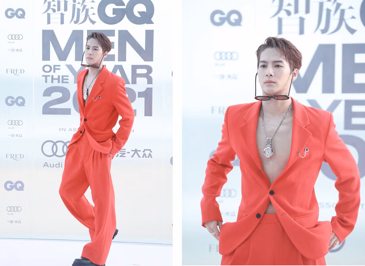 Vương Gia Nhĩ (Jackson Wang) nổi bật nhất dàn sao nam với bộ vest đỏ còn lộ nhiều "da thịt". Vương Gia Nhĩ (Jackson Wang) nổi bật nhất dàn sao nam với bộ vest đỏ còn lộ nhiều "da thịt".