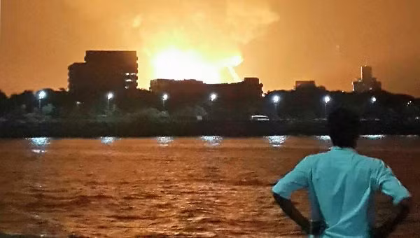 Vụ nổ tàu ngầm INS Sindurakshak tạo thành cột lửa khổng lồ trên cảng Mumbai vào rạng sáng nay, 14/8 (giờ địa phương)