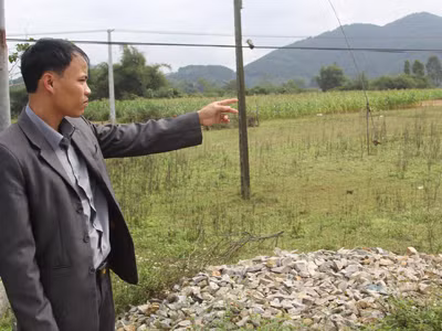 Bí thư đoàn xã Đức Lạng Võ Vĩnh Tài bên mảnh đất hai vợ chồng hiến làm đường nông thôn 
