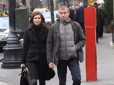 Ông chủ Abramovich và người đẹp Zhukova trên đường phố London