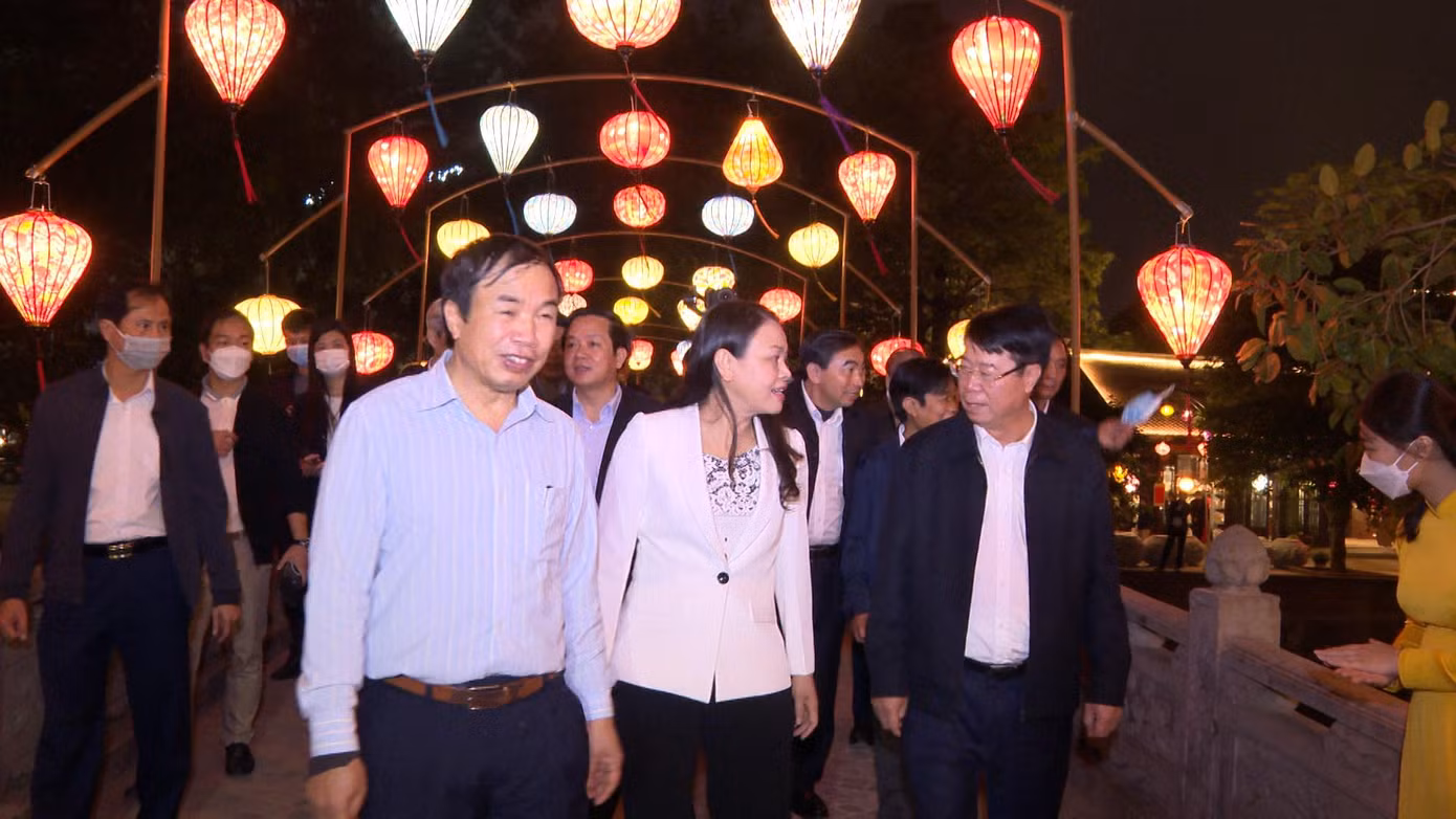 Ông Nguyễn Văn Trường, Giám đốc Doanh nghiệp Xây dựng Xuân Trường cùng quan khách. Ông Nguyễn Văn Trường, Giám đốc Doanh nghiệp Xây dựng Xuân Trường cùng quan khách.