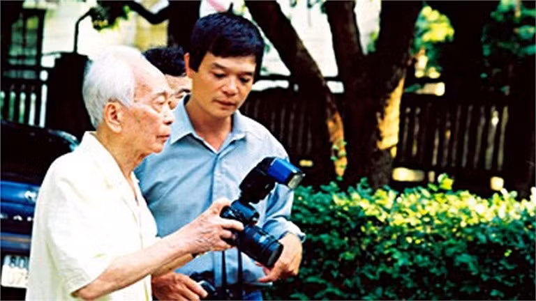 Phút riêng tư của Đại tướng với con trai cả Võ Điện Biên năm 1993. 
