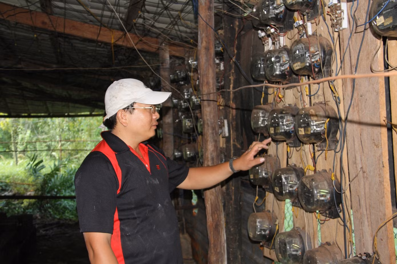 Người dân xã Gành Dầu phải sử dụng điện với giá 25.000 đồng/kWh do một ông chủ “nhà máy điện” diesel địa phương cung cấp