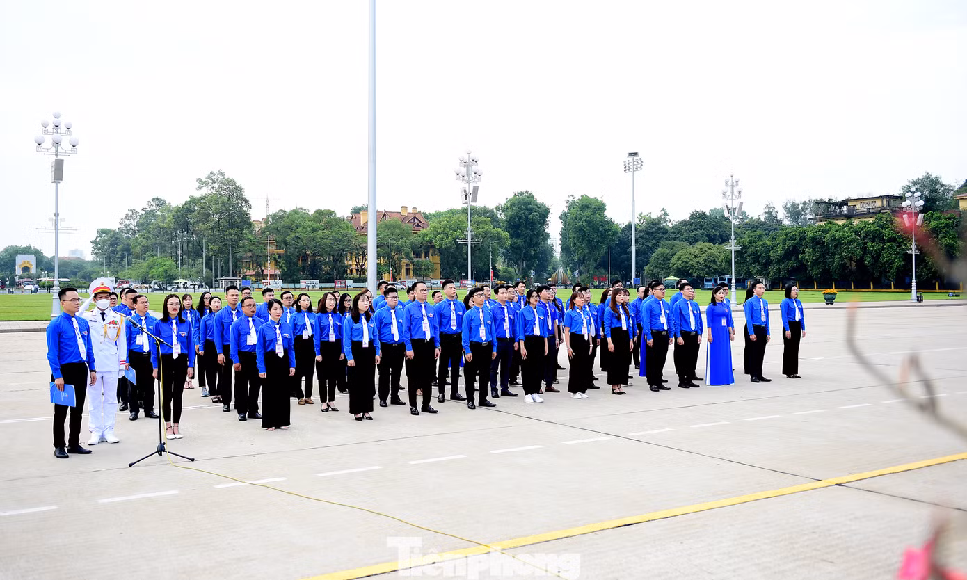 Trong khuôn khổ Liên hoan Thanh niên tiên tiến làm theo lời Bác năm 2023 do Đoàn Khối các cơ quan Trung ương tổ chức, tối 25/5, tại Quảng trường Ba Đình (Hà Nội) diễn ra chương trình Lễ báo công dâng Bác.