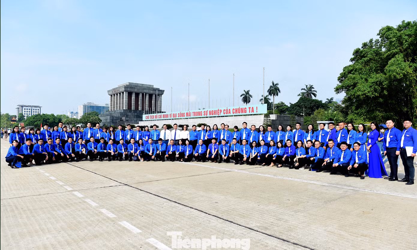Các đại biểu chụp ảnh lưu niệm.