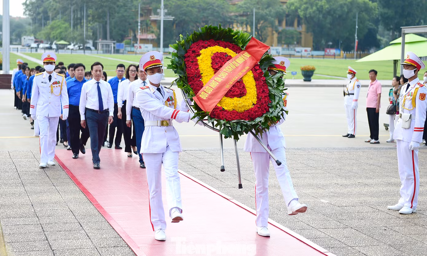 Đoàn đại biểu báo công dâng hoa và vào lăng viếng Chủ tịch Hồ Chí Minh.