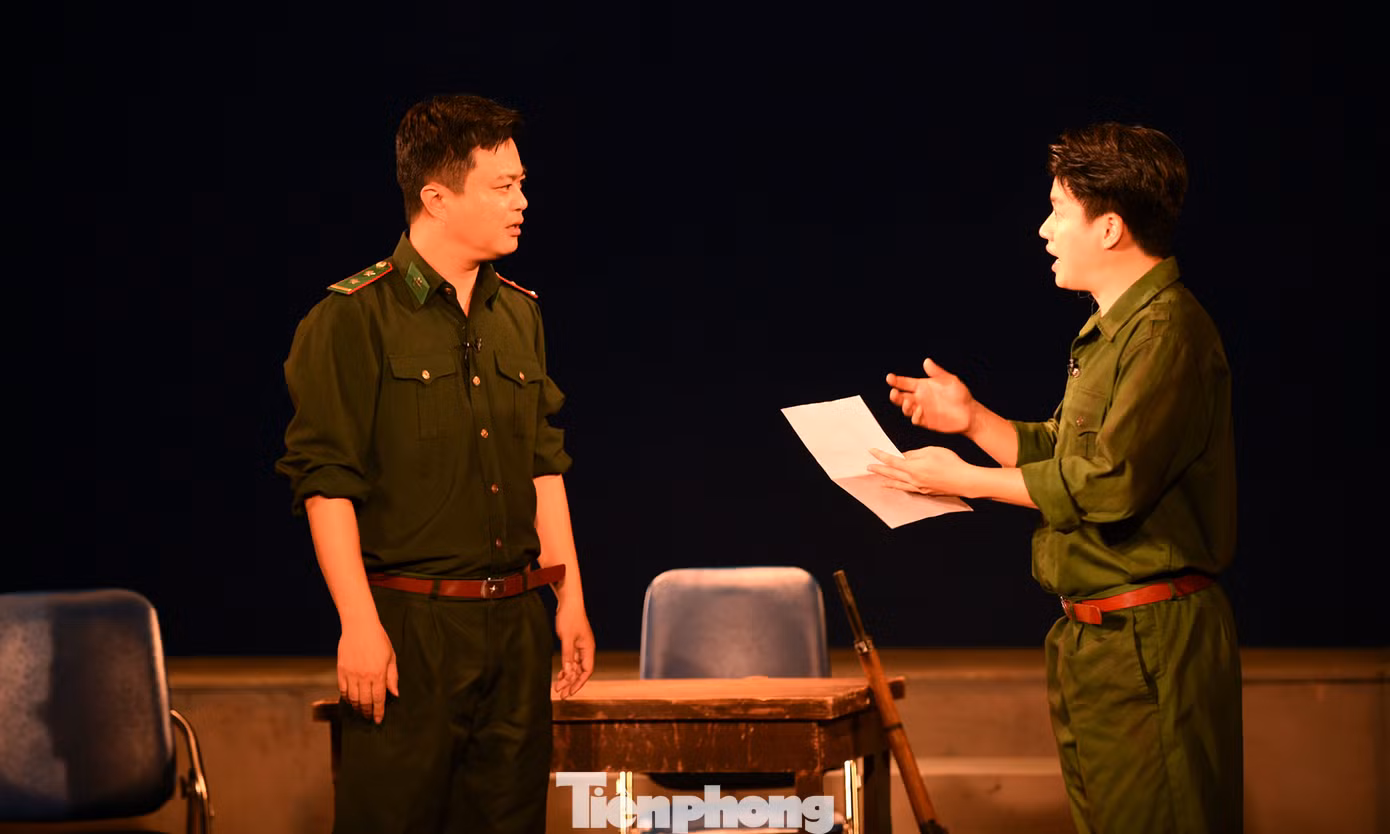 Một cảnh trong vở kịch "Tình huống bất ngờ". Ảnh: Xuân Tùng