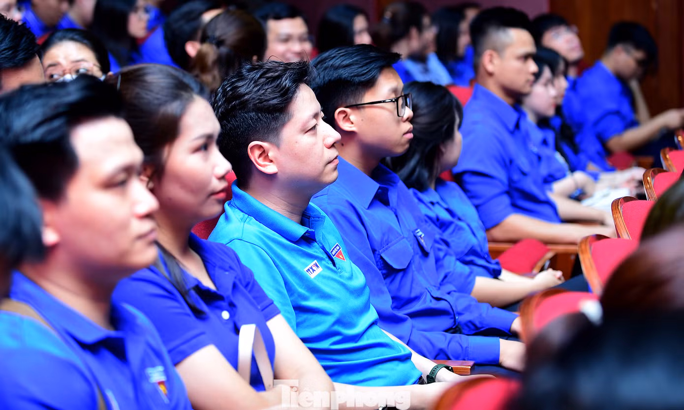 Các đại biểu tham gia chương trình sinh hoạt chính trị. Ảnh: Xuân Tùng