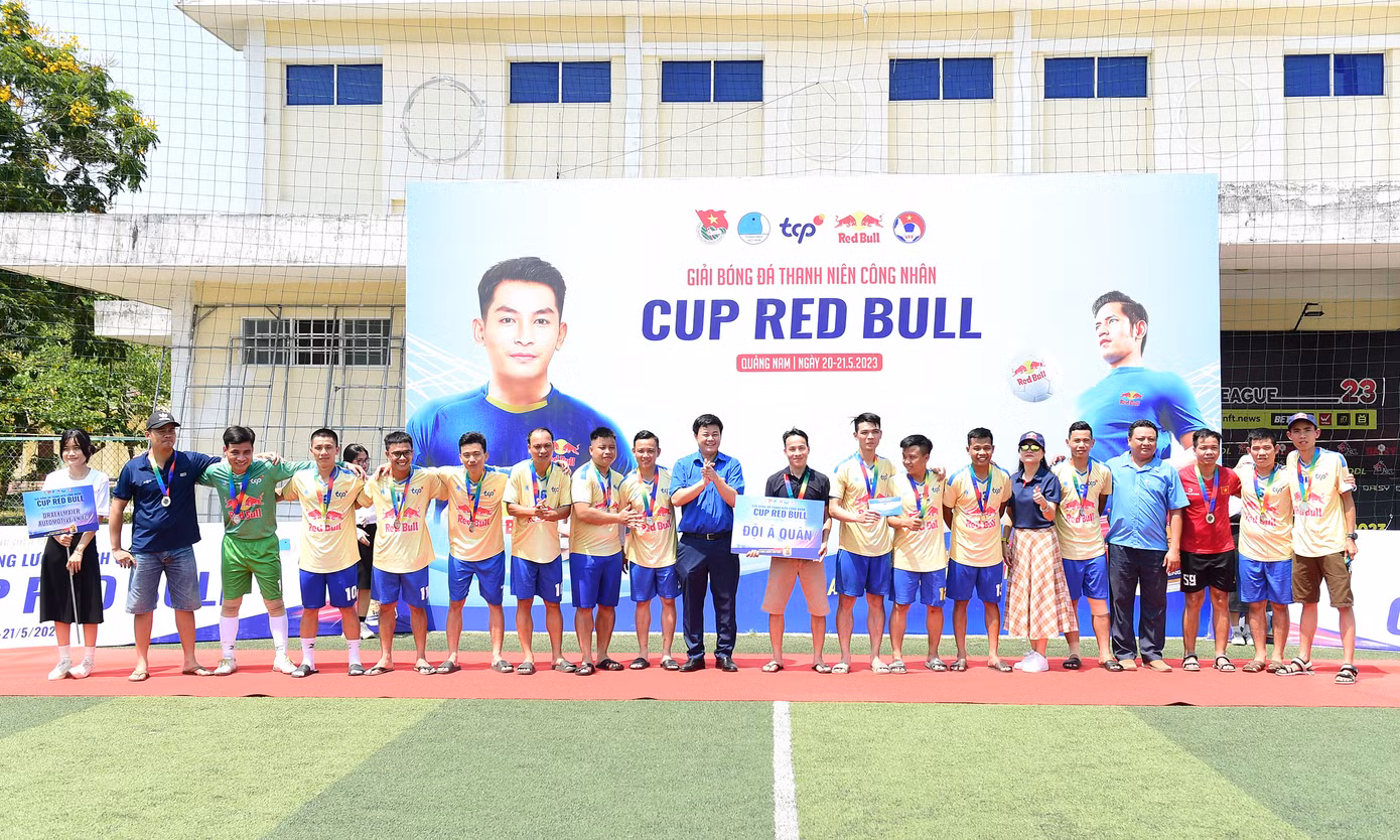 Ban Tổ chức trao giải Nhì thuộc về đội Draexlmaier FC.