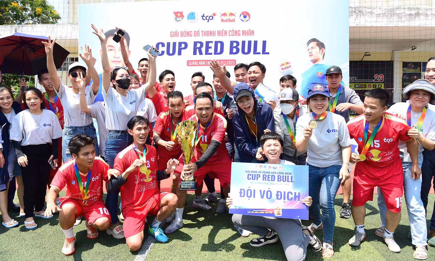Anh Nguyễn Kim Quy, Ủy viên Ban Thường vụ T.Ư Đoàn, Phó Chủ tịch thường trực T.Ư Hội LHTN Việt Nam và ông Nguyễn Thanh Huân, Tổng Giám đốc Công ty TNHH TCP Việt Nam trao cúp cho đội Fashion Garments FC.