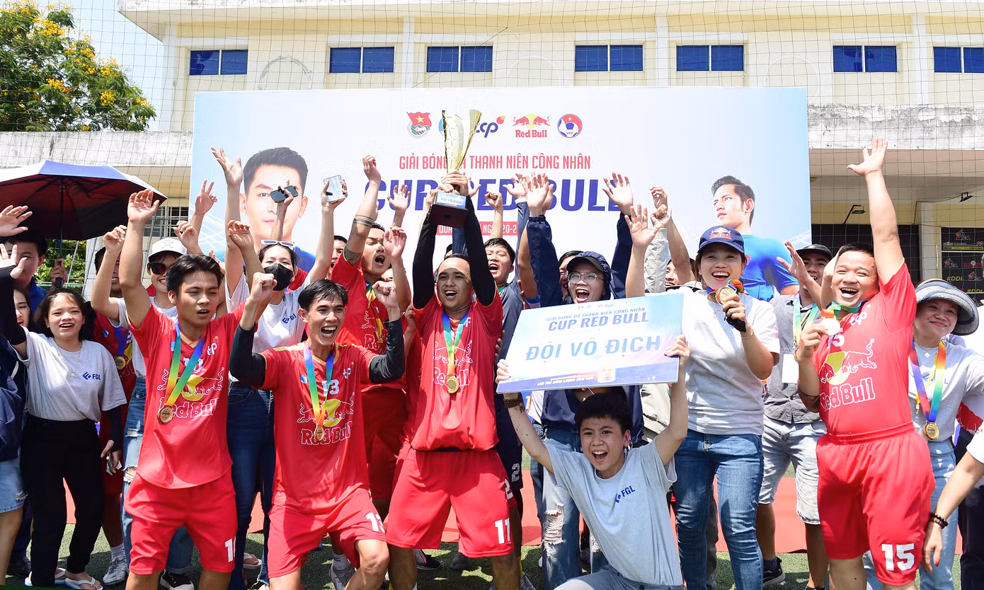 Anh Nguyễn Kim Quy, Ủy viên Ban Thường vụ T.Ư Đoàn, Phó Chủ tịch thường trực T.Ư Hội LHTN Việt Nam và ông Nguyễn Thanh Huân, Tổng Giám đốc Công ty TNHH TCP Việt Nam trao cúp cho đội Fashion Garments FC.