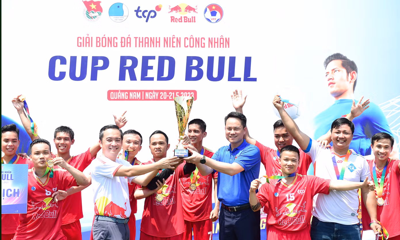 Anh Nguyễn Kim Quy, Ủy viên Ban Thường vụ T.Ư Đoàn, Phó Chủ tịch thường trực T.Ư Hội LHTN Việt Nam và ông Nguyễn Thanh Huân, Tổng Giám đốc Công ty TNHH TCP Việt Nam trao cúp cho đội Fashion Garments FC.