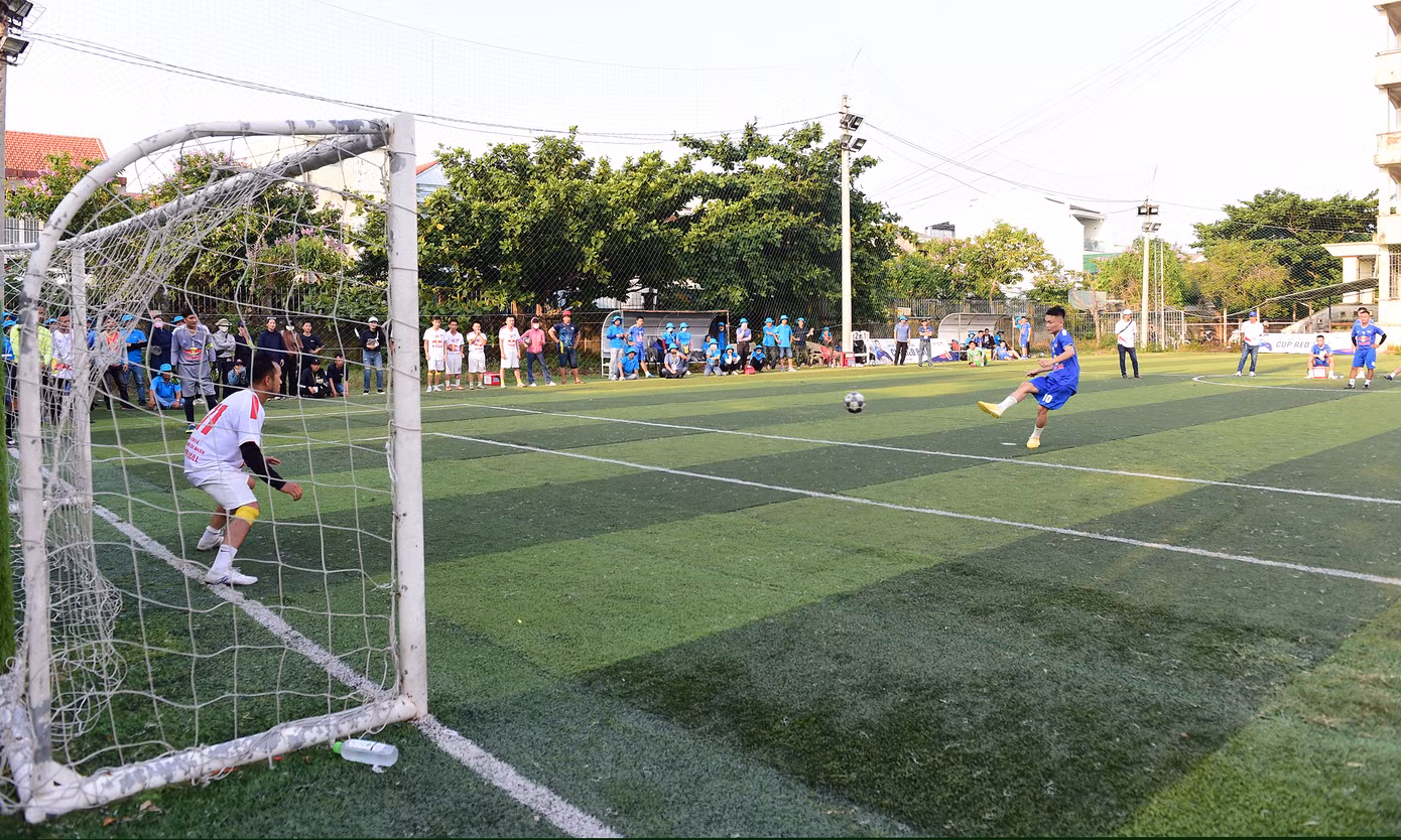 Trong hai ngày diễn ra giải đấu (20 - 21/5), các đội bóng đã cống hiến nhiều trận đấu gay cấn với nhiều pha bóng đẹp mắt.