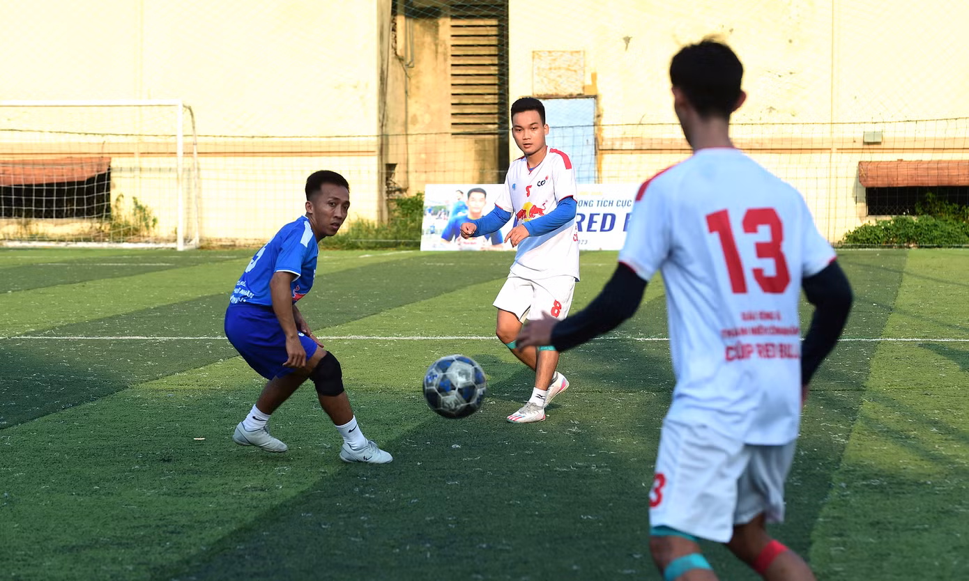 Trong hai ngày diễn ra giải đấu (20 - 21/5), các đội bóng đã cống hiến nhiều trận đấu gay cấn với nhiều pha bóng đẹp mắt.