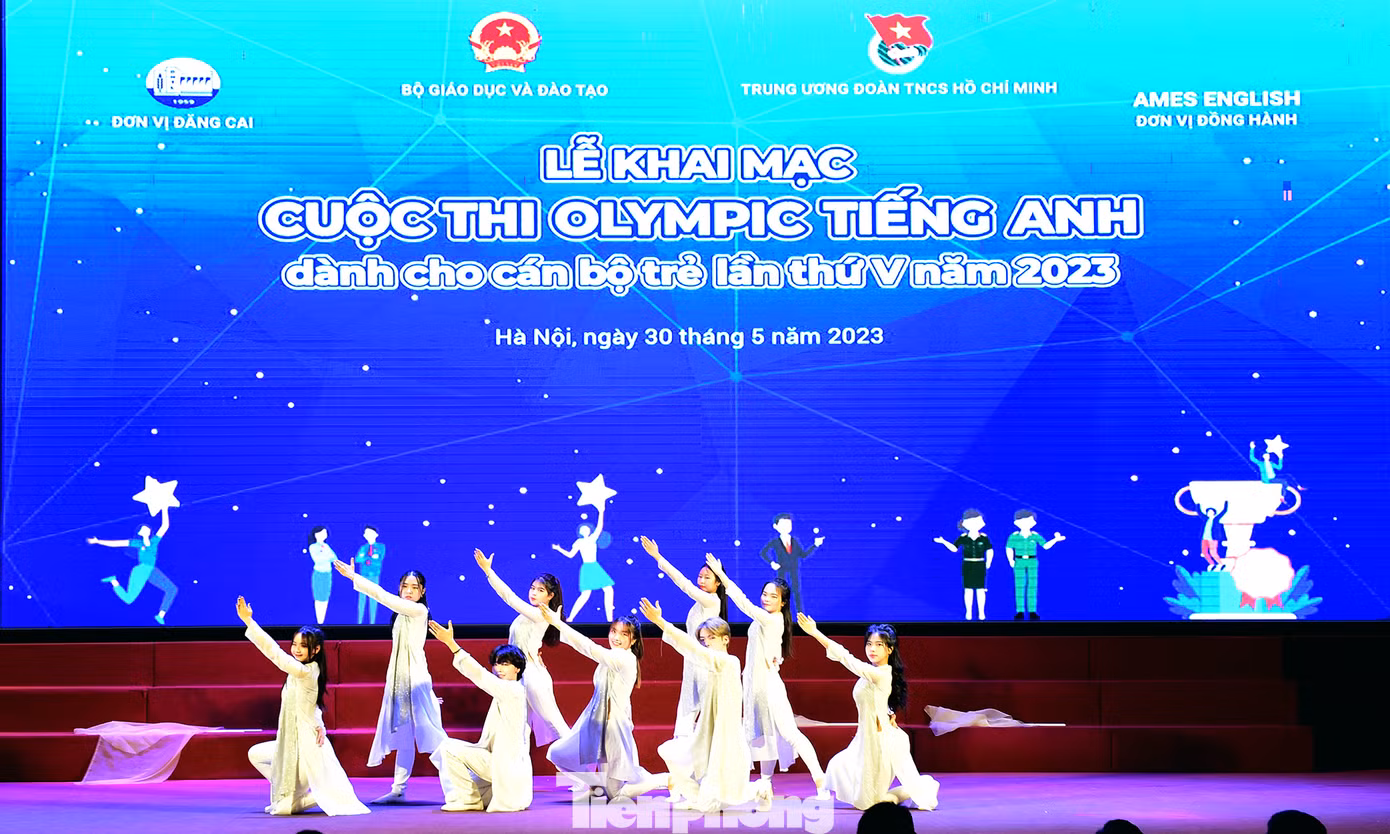 Tiết mục văn nghệ mở màn lễ khai mạc. Ảnh: Xuân Tùng