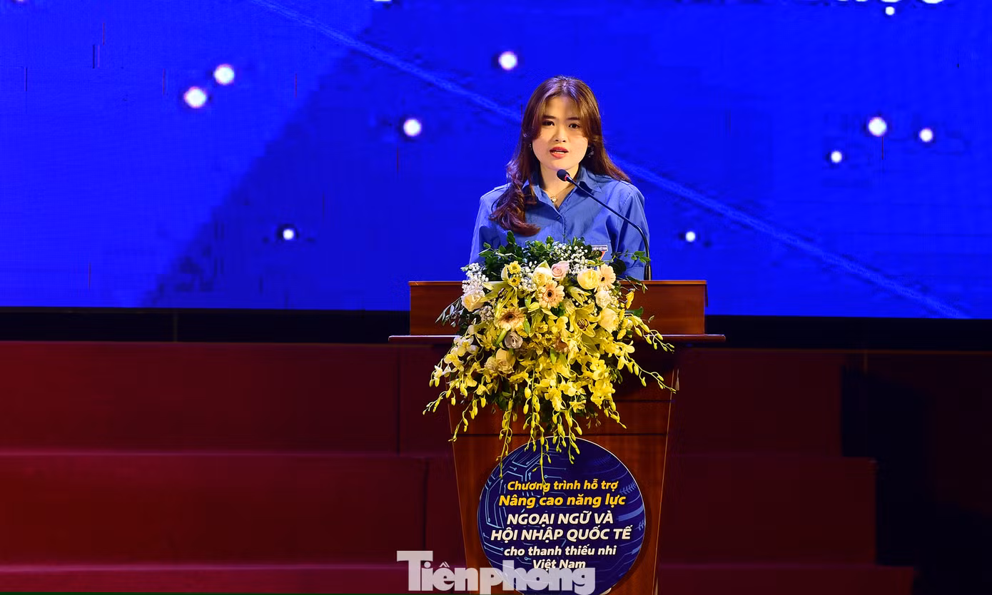 Thí sinh Lê Anh Thư đại diện các thí sinh tham dự cuộc thi, phát biểu hưởng ứng: "Chúng tôi sẽ trung thực, nỗ lực hết mình để đạt kết quả cao nhất, đồng thời sẽ là những “đại sứ” chia sẻ và lan toả cuộc thi đến bạn bè, đồng nghiệp, những người đang học tập và sử dụng tiếng Anh tạo không khí tích cực, sôi nổi trên toàn thành phố". Ảnh: Xuân Tùng