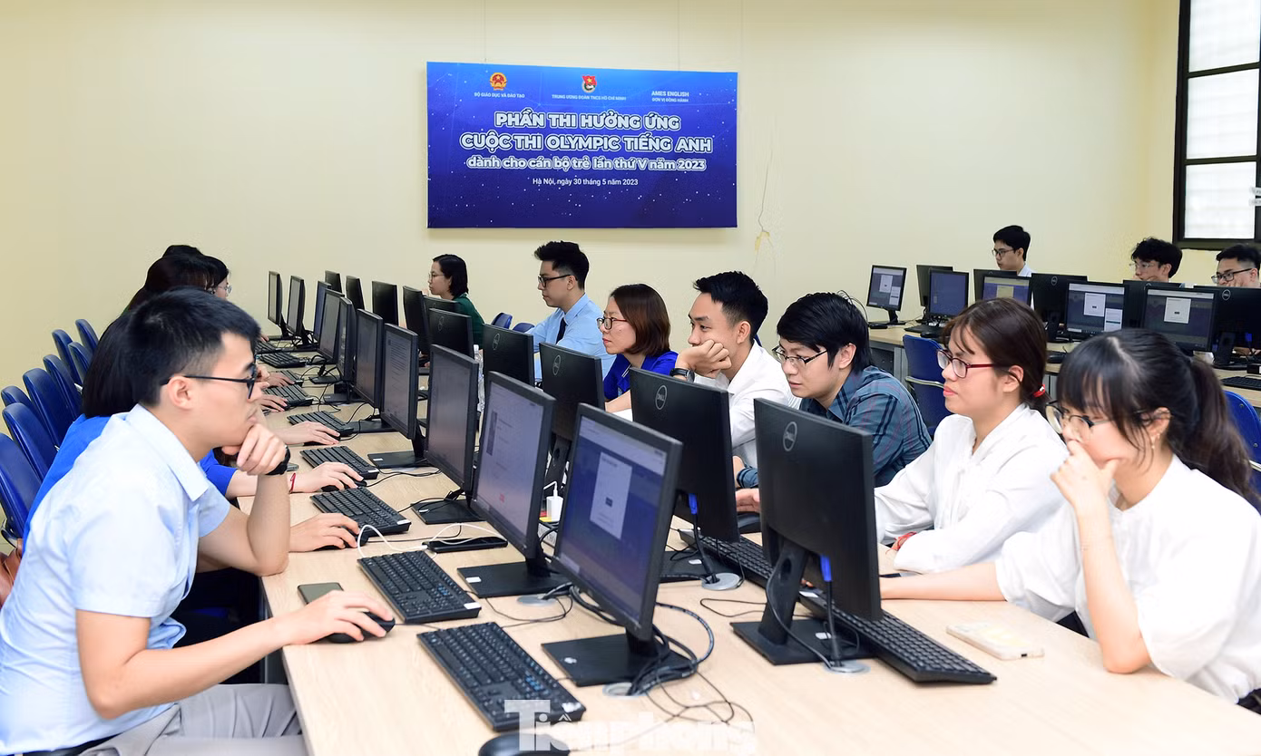 Các thí sinh tham gia thi hưởng ứng. Ảnh: Xuân Tùng