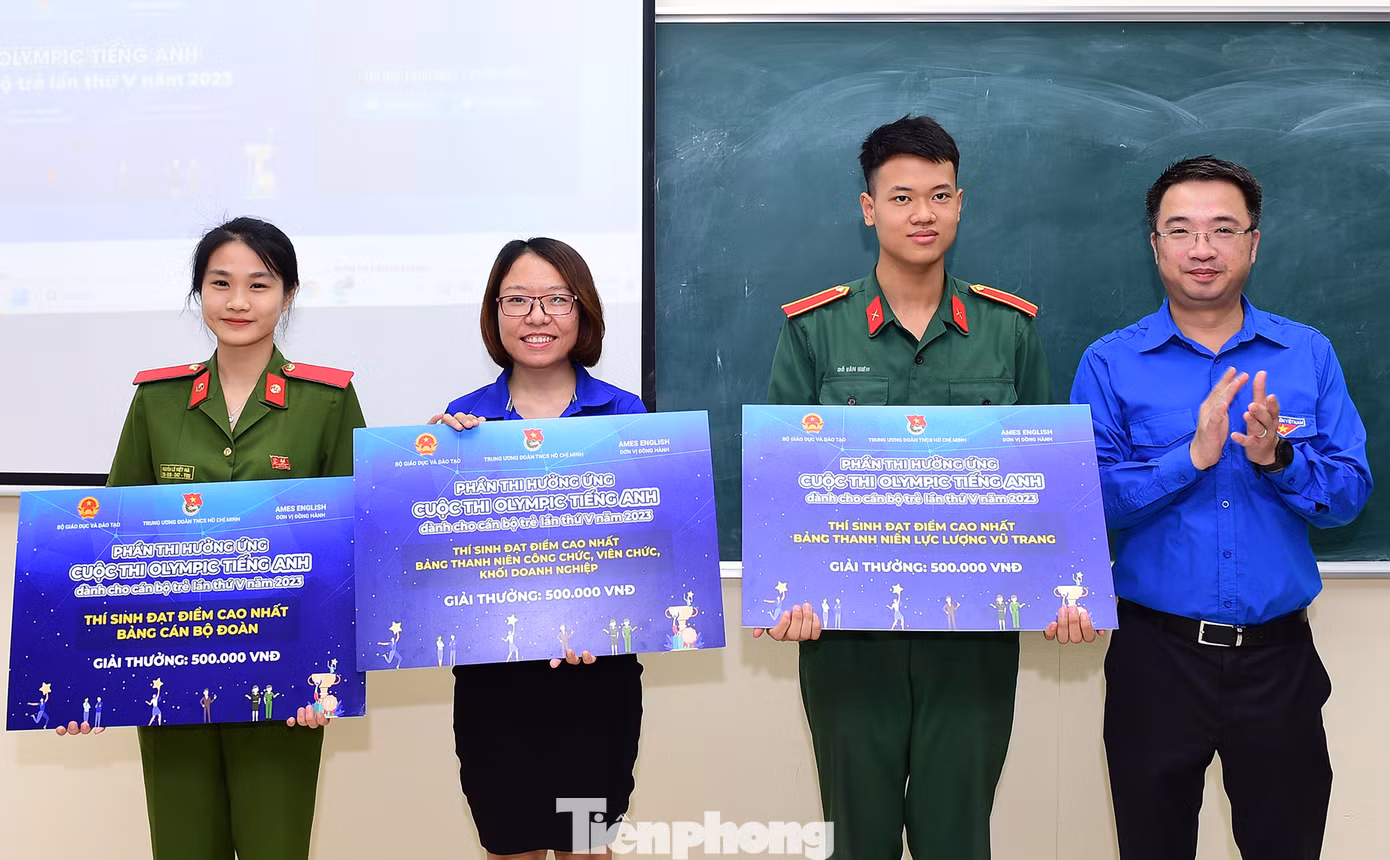 Bí thư T.Ư Đoàn Nguyễn Tường Lâm trao thưởng ba thí sinh thi hưởng ứng có thành tích tốt nhất ở bảng đối tượng. Ảnh: Xuân Tùng