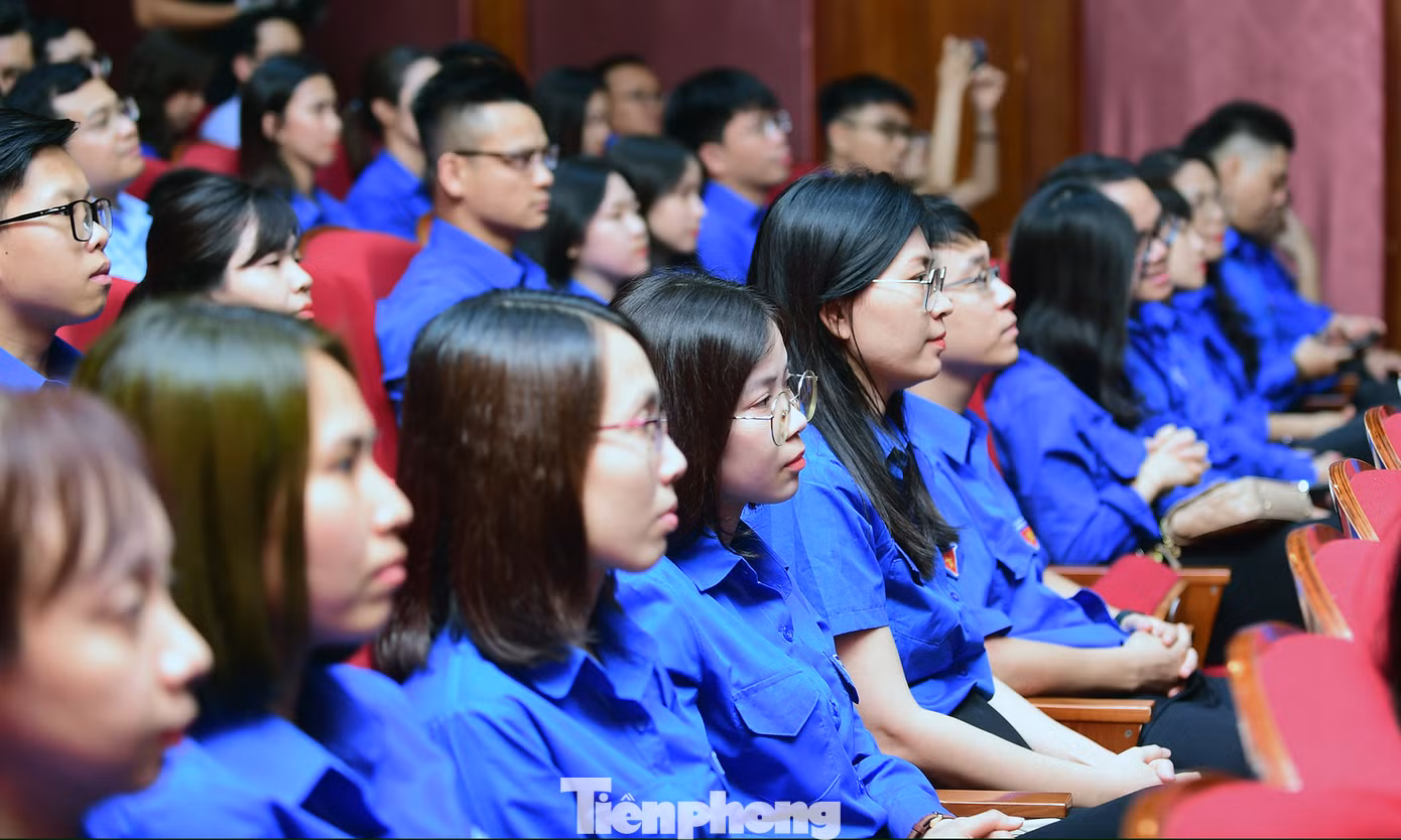 Các đại biểu tham gia chương trình sinh hoạt chính trị. Ảnh: Xuân Tùng