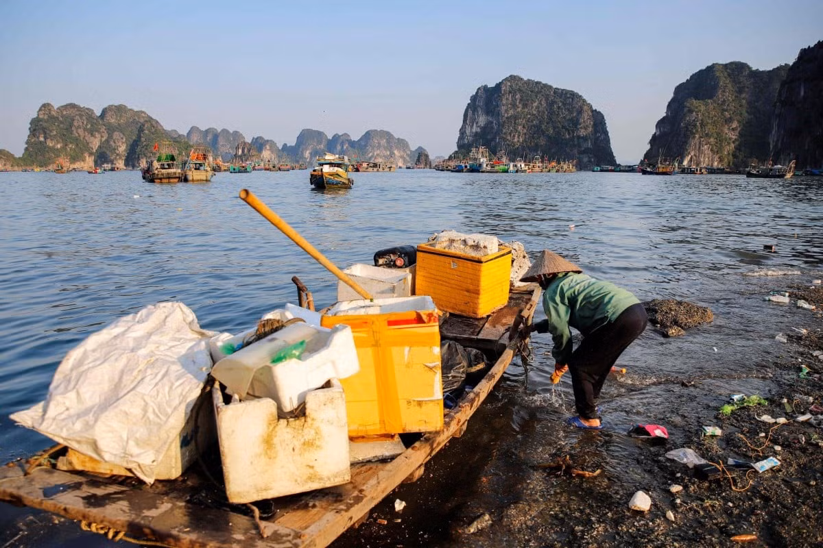 Rác thải khiến vịnh Hạ Long rơi vào danh sách những điểm đến đáng báo động về môi trường (Ảnh: SCMP).