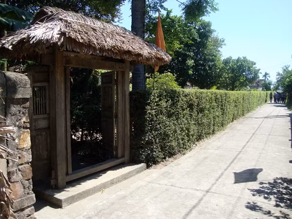 Nằm ở làng An Xá (xã Lộc Thủy, huyện Lệ Thủy, tỉnh Quảng Bình), ngôi nhà nơi vị tướng lỗi lạc Võ Nguyên Giáp sinh ra và lớn lên, qua bao nhiêu năm vẫn được gìn giữ, bảo tồn gần như nguyên vẹn.Cổng vào ngôi nhà của Đại tướng luôn mang đến cho khách tham quan cảm giác nhẹ nhàng, mộc mạc và gần gũi. Nằm ở làng An Xá (xã Lộc Thủy, huyện Lệ Thủy, tỉnh Quảng Bình), ngôi nhà nơi vị tướng lỗi lạc Võ Nguyên Giáp sinh ra và lớn lên, qua bao nhiêu năm vẫn được gìn giữ, bảo tồn gần như nguyên vẹn.Cổng vào ngôi nhà của Đại tướng luôn mang đến cho khách tham quan cảm giác nhẹ nhàng, mộc mạc và gần gũi