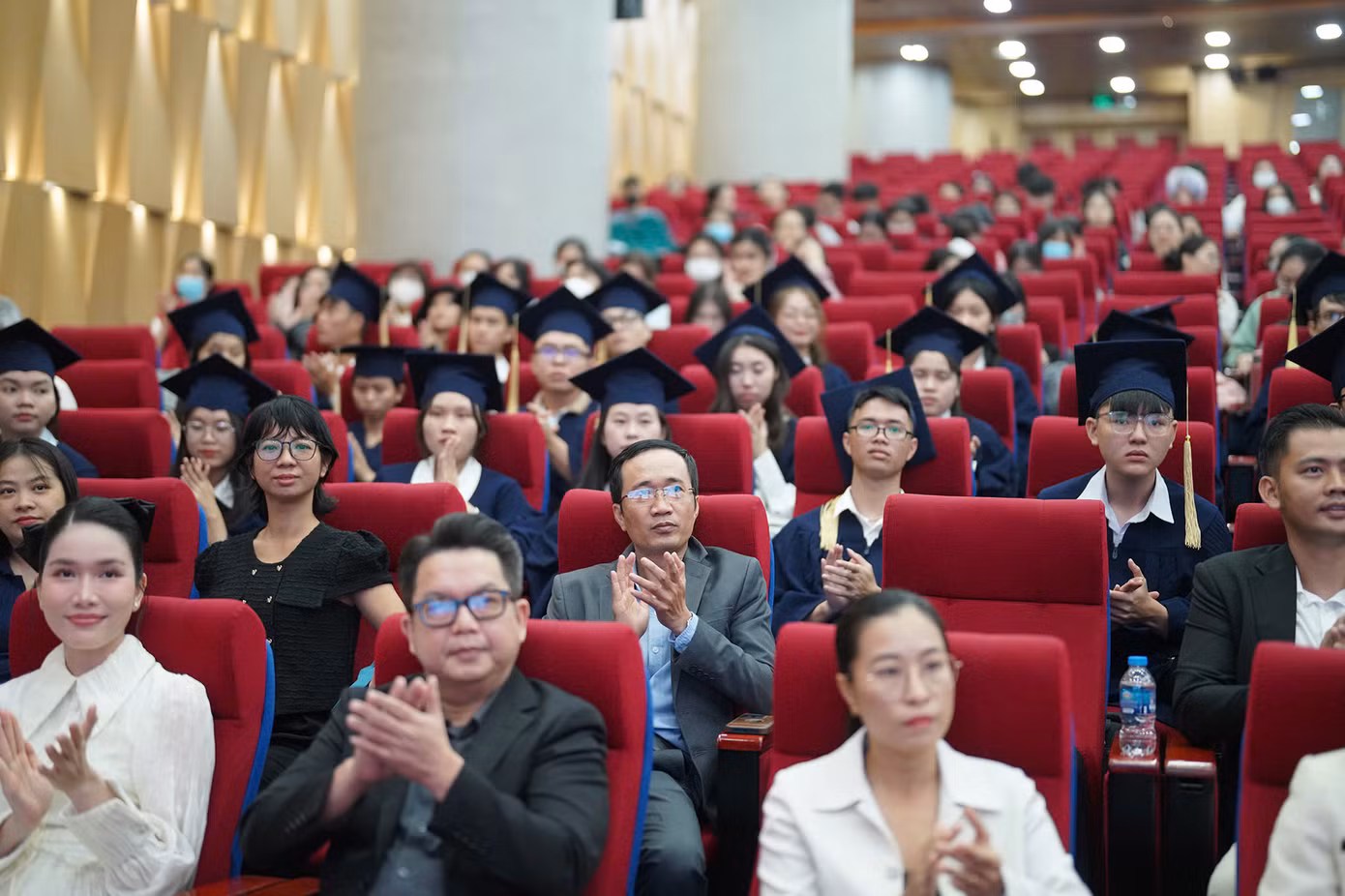 Quang cảnh buổi lễ tôn vinh và trao học bổng nâng bước thủ khoa 2024 tại TPHCM. Ảnh: Phạm Nguyễn. Quang cảnh buổi lễ tôn vinh và trao học bổng nâng bước thủ khoa 2024 tại TPHCM. Ảnh: Phạm Nguyễn.