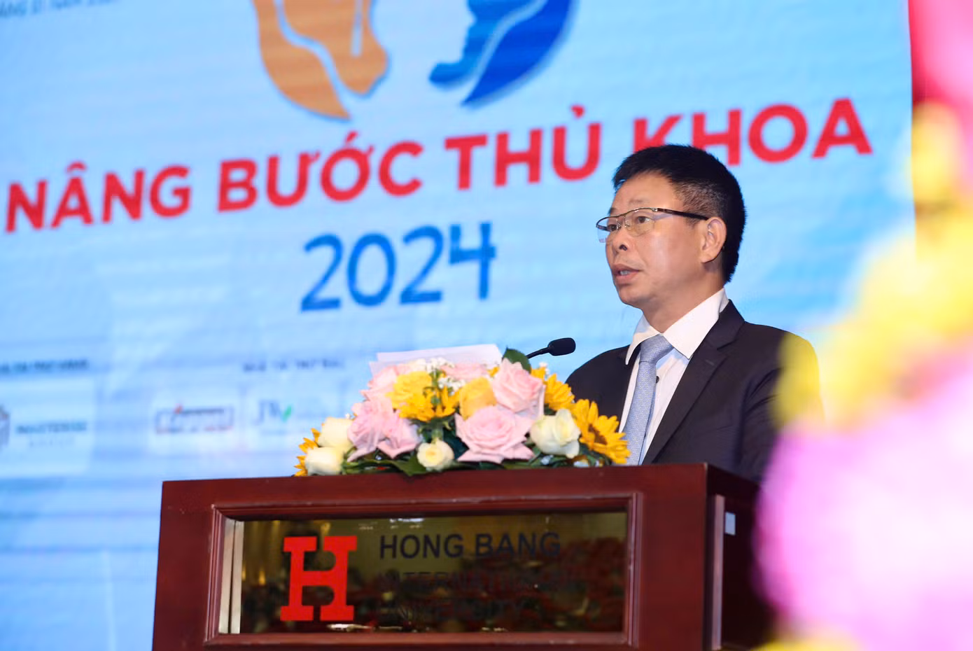 Nhà báo Phùng Công Sưởng - Tổng biên tập báo Tiền Phong, Giám đốc Quỹ Hỗ trợ Tài năng Trẻ Việt Nam, Trưởng Ban tổ chức chương trình. Ảnh: Duy Anh. Nhà báo Phùng Công Sưởng - Tổng biên tập báo Tiền Phong, Giám đốc Quỹ Hỗ trợ Tài năng Trẻ Việt Nam, Trưởng Ban tổ chức chương trình. Ảnh: Duy Anh.