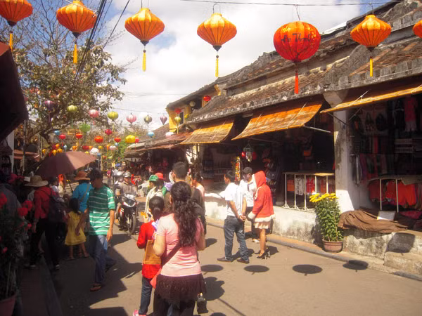 Khách tham quan Hội An ngày Tết