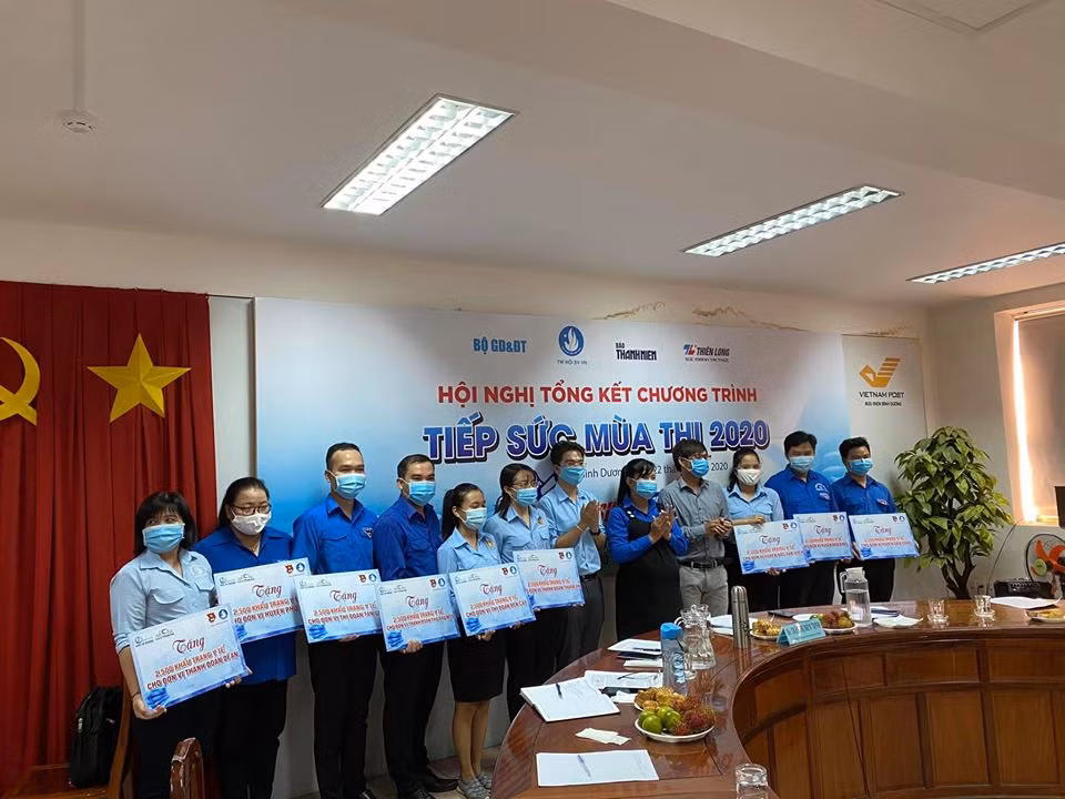Tỉnh Đoàn Bình Dương trao tặng 50.000 khẩu trang y tế cho các cơ sở Đoàn ảnh 1