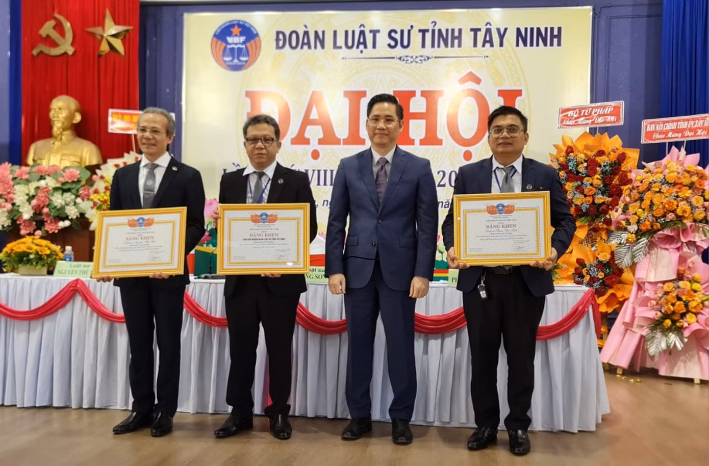 Ông Nguyễn Hải Nam - phó Chủ tịch Liên đoàn Luật sư Việt Nam - tặng bằng khen cho các luật sư Đoàn Luật sư Tây Ninh. Ông Nguyễn Hải Nam - phó Chủ tịch Liên đoàn Luật sư Việt Nam - tặng bằng khen cho các luật sư Đoàn Luật sư Tây Ninh.