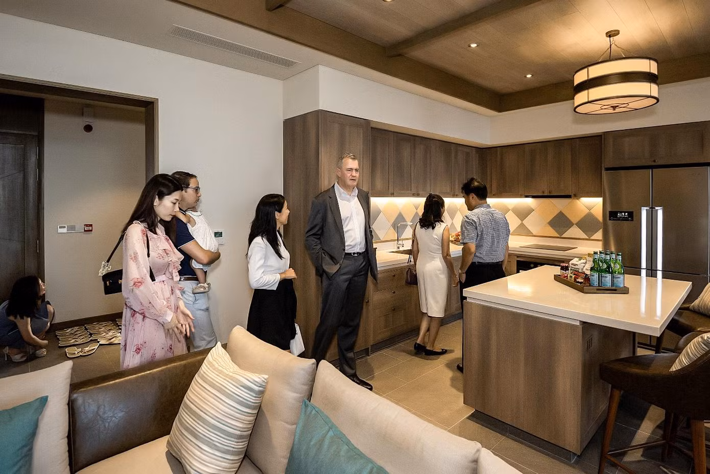 Khách hàng tham quan nhà mẫu với thiết kế tinh tế, nội thất sang trọng đến từ nhiều thương hiệu nổi tiếng thế giới