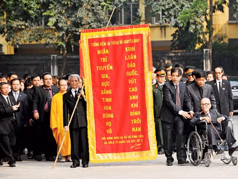 GS Vũ Khiêu (ngồi xe lăn) cùng đoàn tri thức