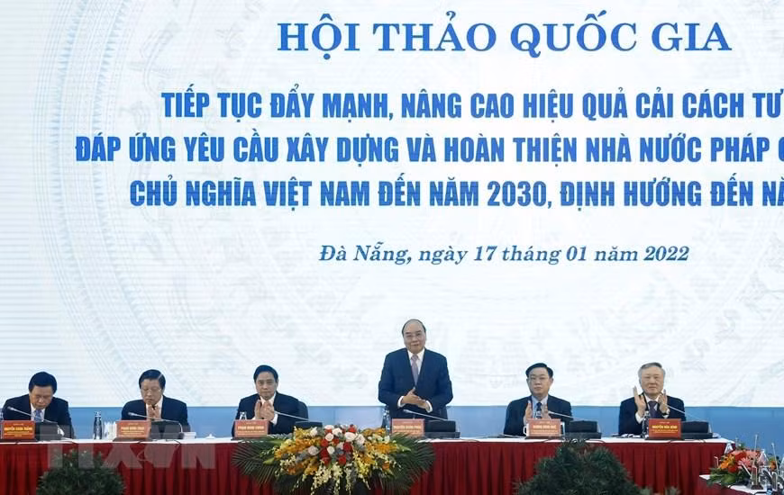 Chủ tịch nước Nguyễn Xuân Phúc cùng các lãnh đạo Đảng và Nhà nước chủ trì hội thảo. (Ảnh: Thống Nhất/TTXVN)