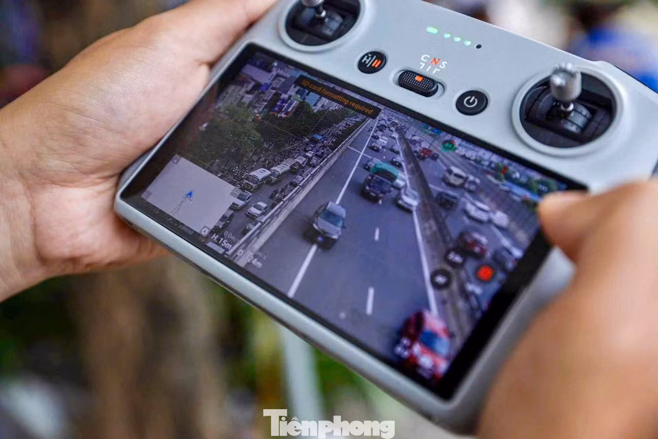 Để tăng cường hiệu quả phát hiện vi phạm, Đội CSGT số 6 triển khai thiết bị bay flycam dọc tuyến Vành đai 3 trên cao để sớm phát hiện, ghi hình người điều khiển xe máy cũng như ô tô vi phạm trên tuyến.