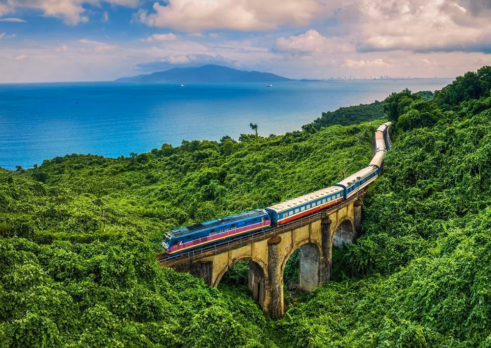 Đoàn tàu du lịch giữa tỉnh Thừa Thiên Huế với TP. Đà Nẵng đã mở ra những trải nghiệm mới mẻ, độc đáo cho du khách trong nước và quốc tế. Đoàn tàu gồm 5 toa xe được trang bị ghế mềm điều hòa và 1 toa sinh hoạt cộng đồng.