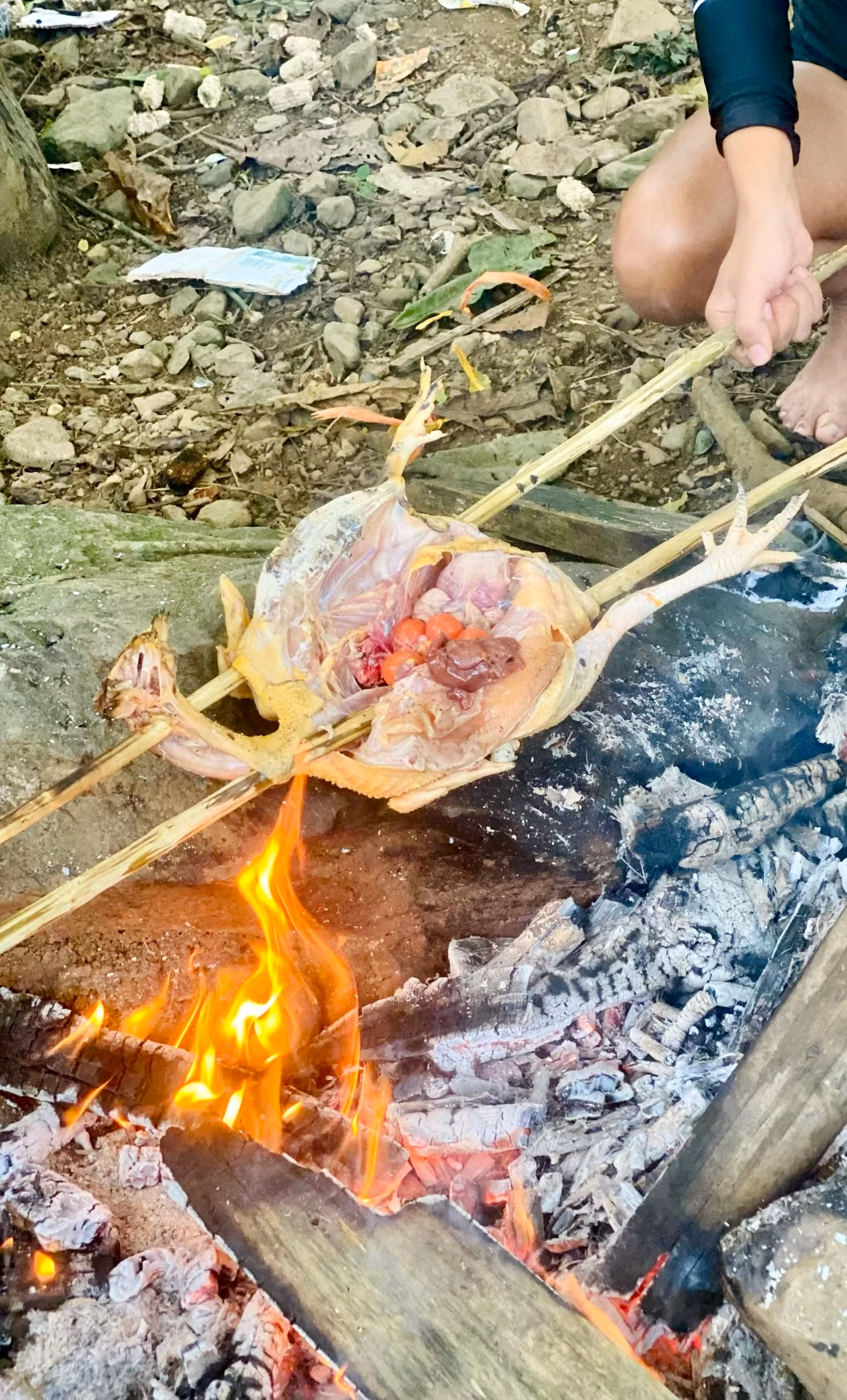 Ngoài tắm mát với con suối, các nhóm bạn trẻ còn có thể mang theo nguyên liệu để nướng thịt và tranh thủ ngắm cảnh, chụp hình check-in.