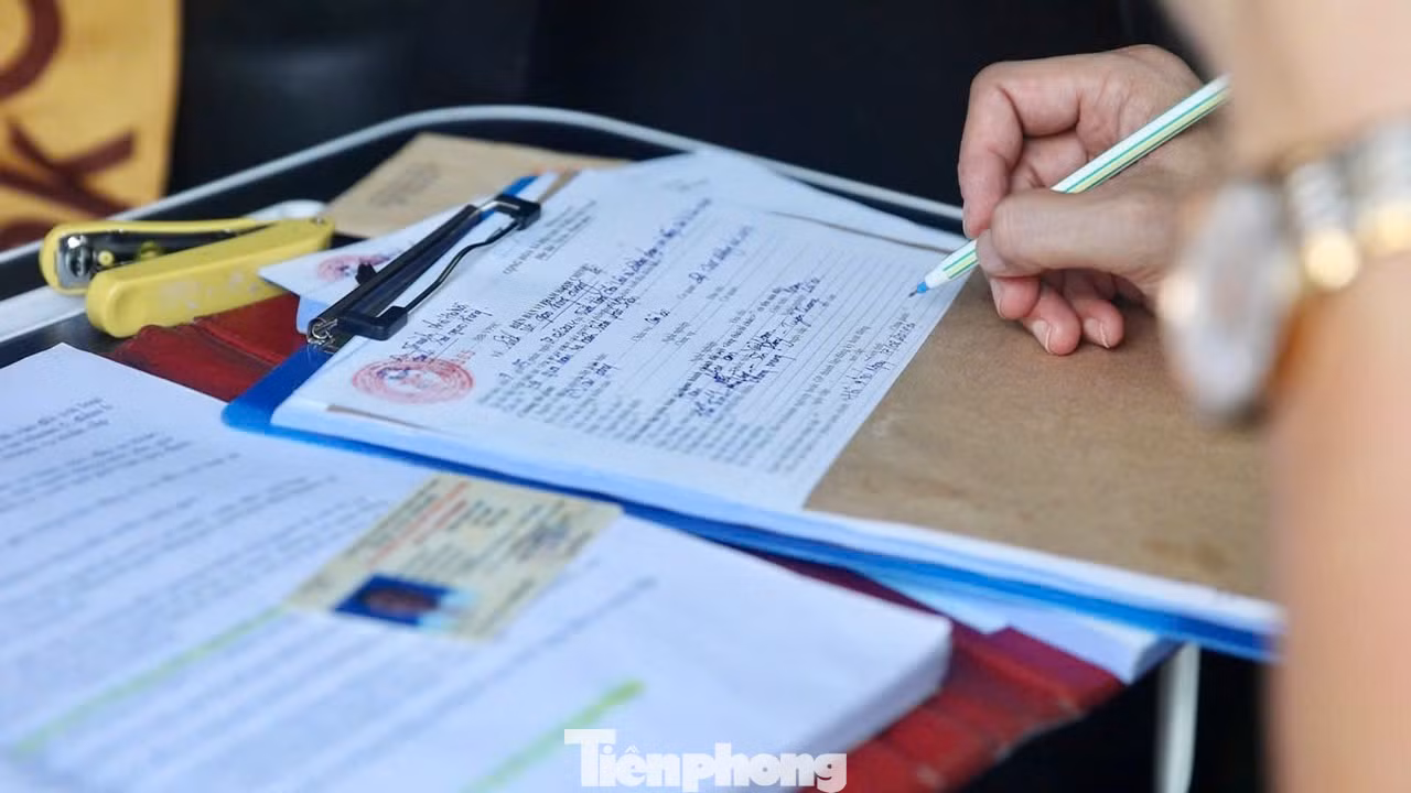 Tổ CSGT đã lập biên bản xử phạt các trường hợp tài xế vi phạm lỗi điều khiển phương tiện đón, trả khách không đúng nơi quy định tùy từng tuyến đường. Với lỗi này, tài xế sẽ bị phạt từ 1 triệu đồng đến 2 triệu đồng, bị tước quyền sử dụng Giấy phép lái xe từ 01 tháng đến 03 tháng hoặc từ 5 triệu đồng đến 7 triệu đồng, bị tước quyền sử dụng Giấy phép lái xe từ 02 tháng đến 04 tháng.